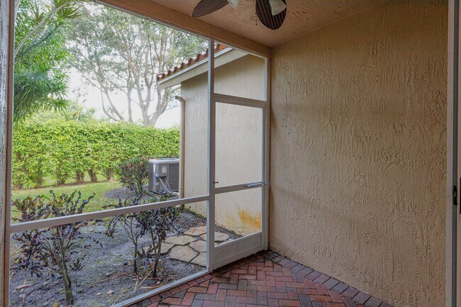 Building Photo - 6420 Park Lake Cir