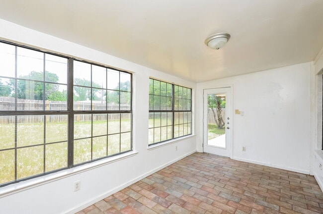 Building Photo - 1532 Clarendon St