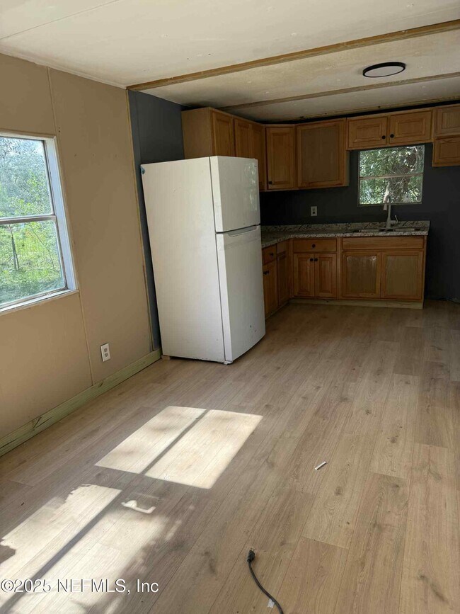 Building Photo - 707 Dawn Ave