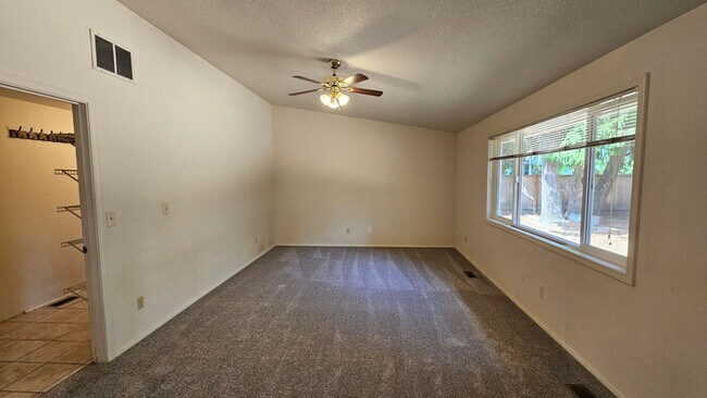 Building Photo - 2 story home in the Puyallup close to shopping