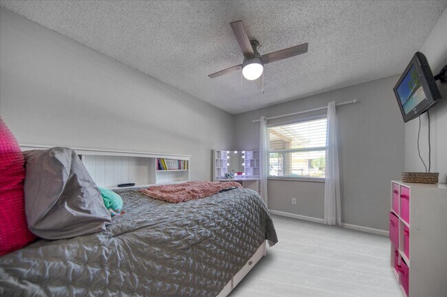 Building Photo - 2661 Knoll St E