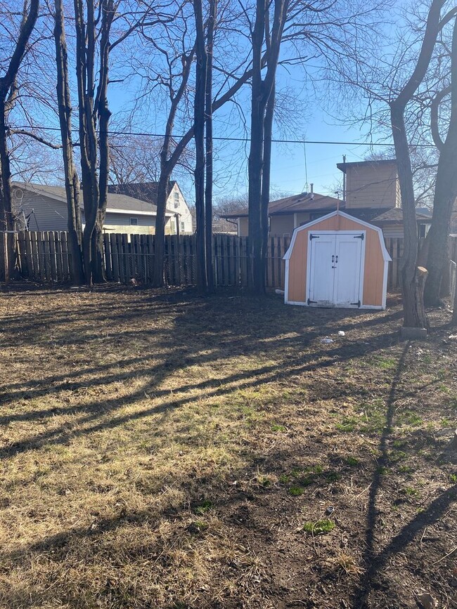 Building Photo - 2 Bedroom on the East Side - Fenced In Bac...