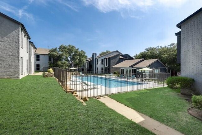 Building Photo - 9666 Scyene Rd