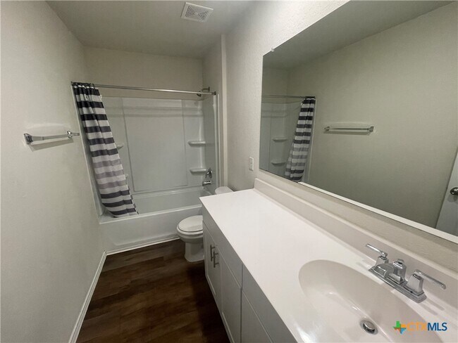 Building Photo - 457 Lynwood Gold