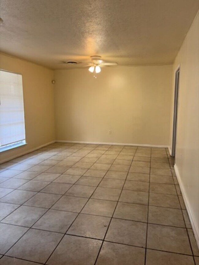 Building Photo - 1853 Smallwood St