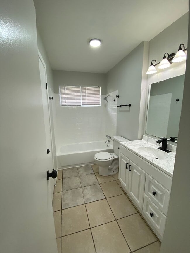Building Photo - Recently Updated 3 Bedroom 2 Bath Minutes From Downtown
