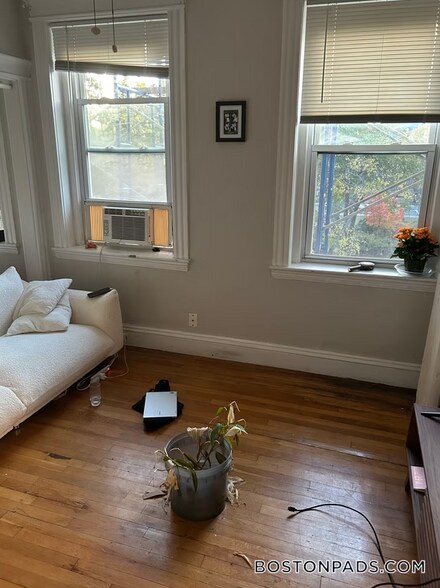 Building Photo - 211 Park Dr