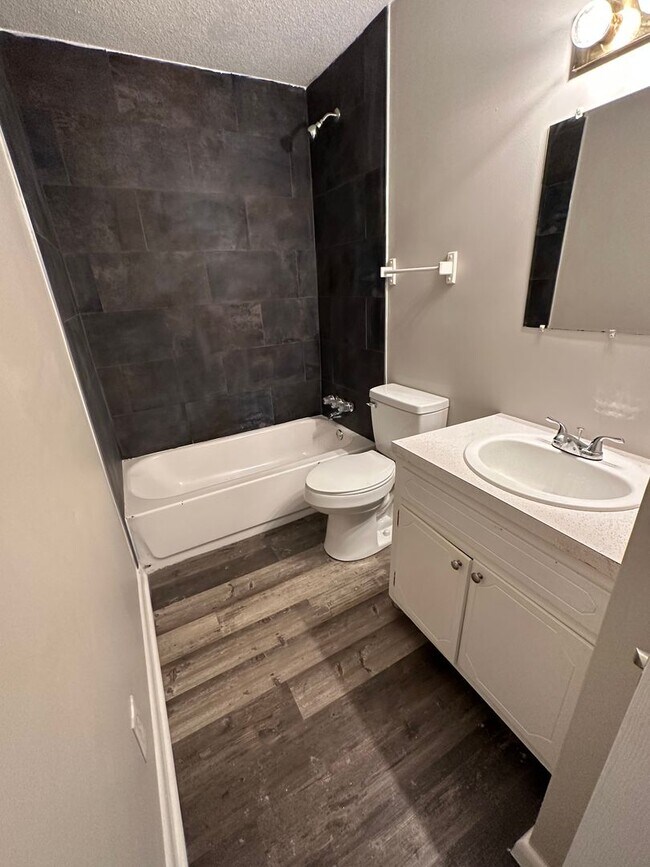 Building Photo - Newly Remodeled 2 Bedroom, 1 Bathroom Triplex