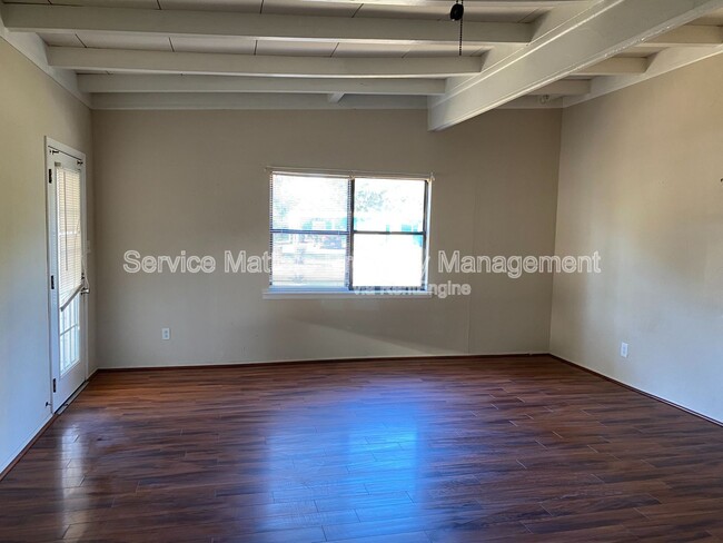 Building Photo - 707 Boxwood Dr
