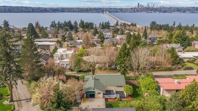 Building Photo - Sunny Air Conditioned Mercer Island Charmer!