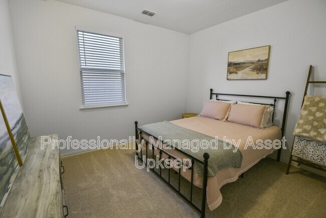 Building Photo - 702 Charity Dr