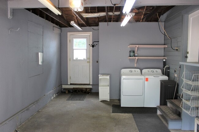 Building Photo - Clean 2 bedroom 1 bath by Columbia River Marina!