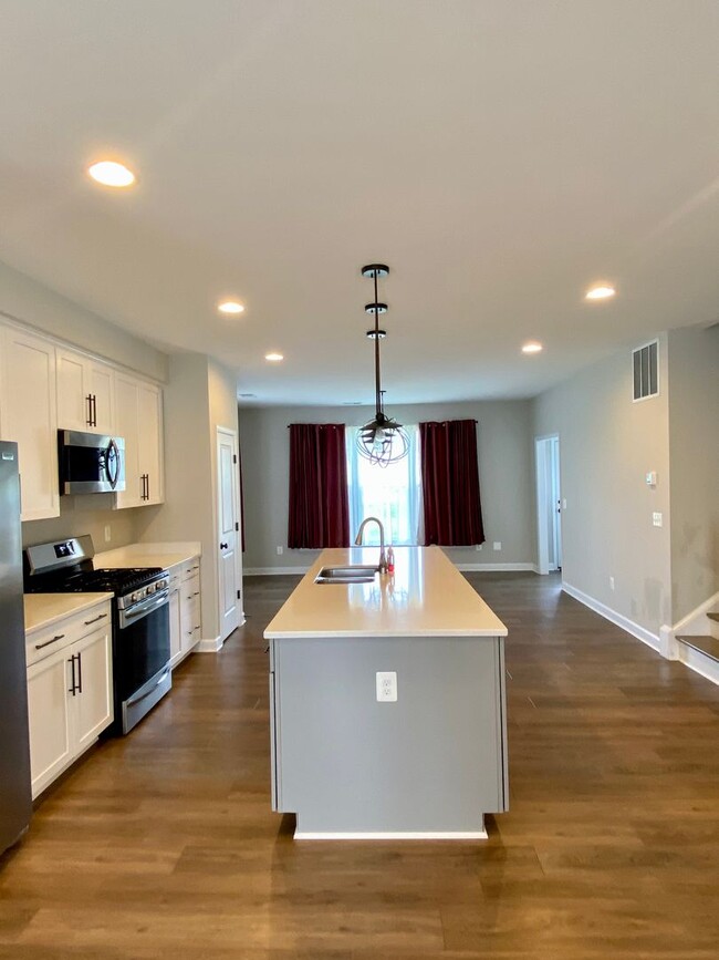 Building Photo - Charming 3-bedroom, 2.5-bathroom Townhouse