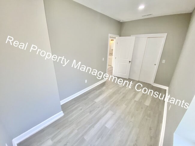 Building Photo - Renovated 3-Bedroom Home! Deposit Free Living Available via Obligo