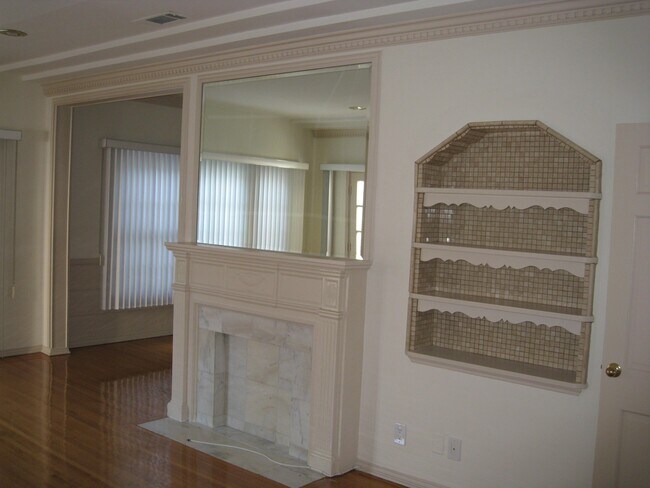 Building Photo - 9945 Robbins Dr
