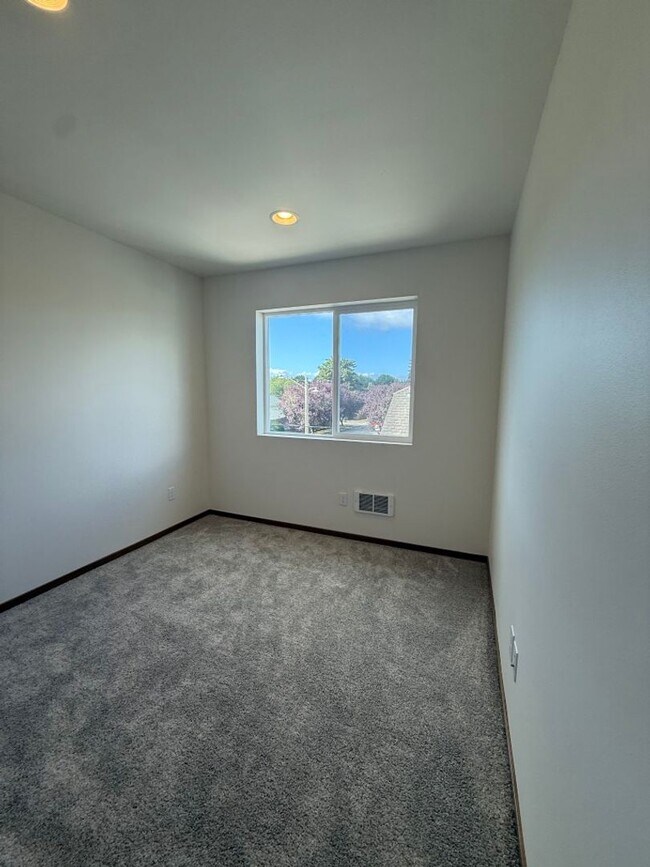 Building Photo - 3Bd/2.5Ba Everett Condo