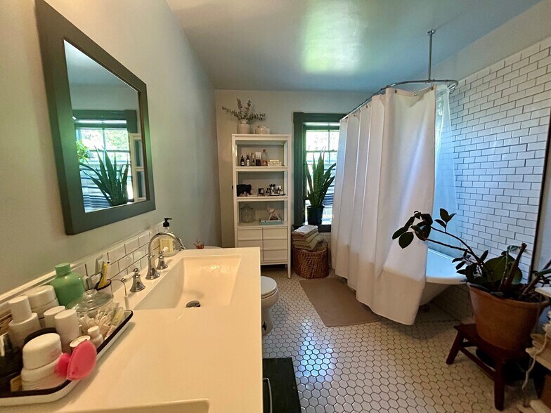 Full bathroom - 764 Main St