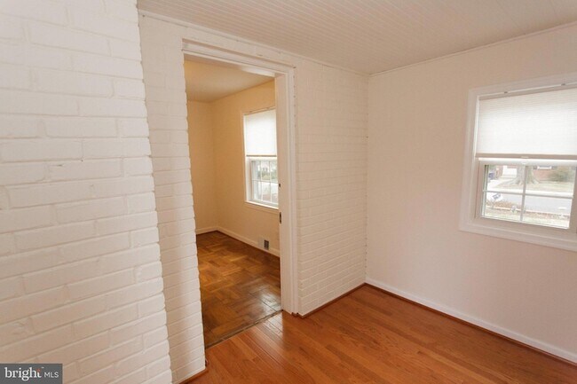 Building Photo - 1419 N Longfellow St