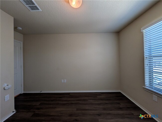 Building Photo - 622 Creekside Cir