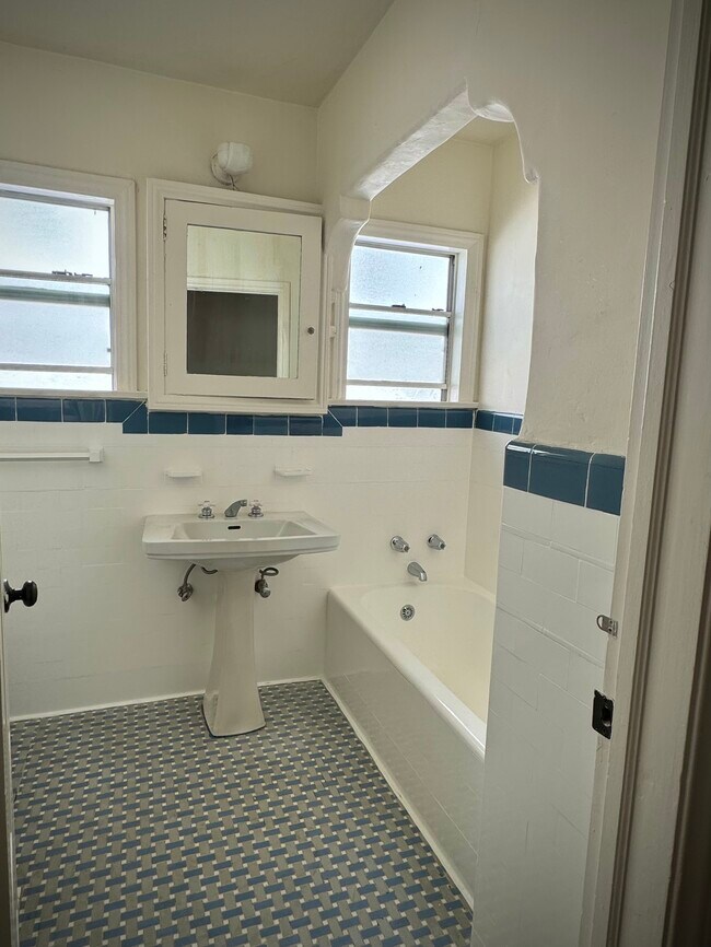 Building Photo - 925 Westmount Dr