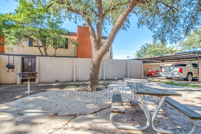 Building Photo - 5308 Kenosha Ave