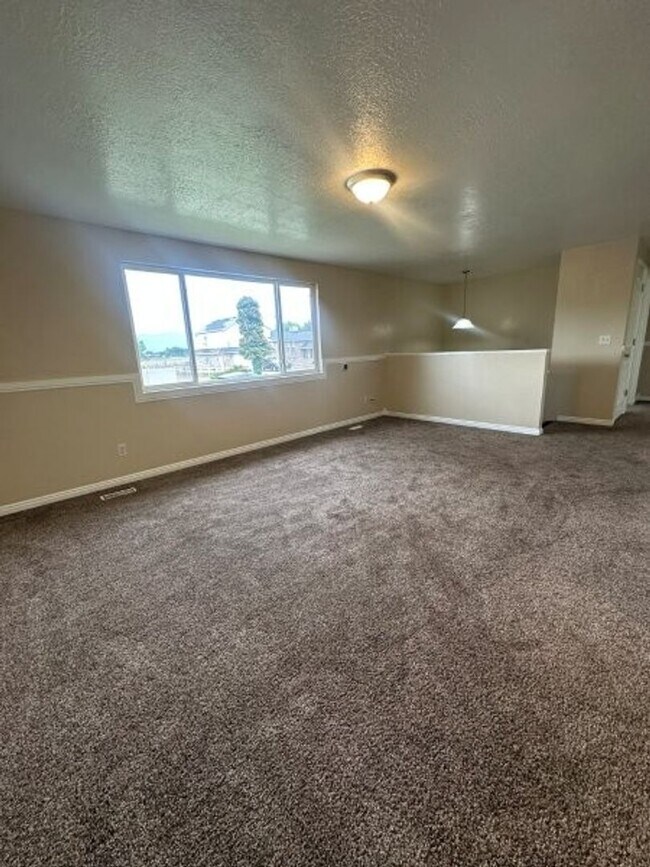 Building Photo - Spacious & Affordable! 5 Bed 2 Bath Home f...