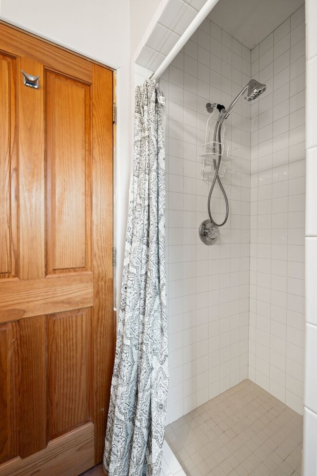 Building Photo - Rustic Loft-Style Home in Arroyo Hondo