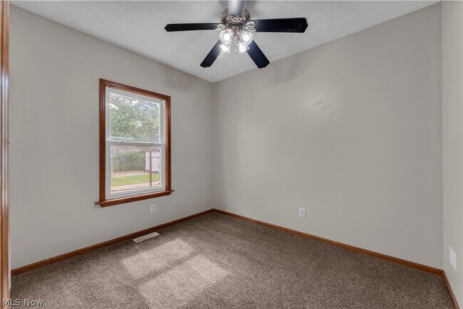Building Photo - 1460 E 204th St