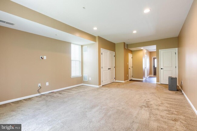 Building Photo - 613 Ravenwood Dr