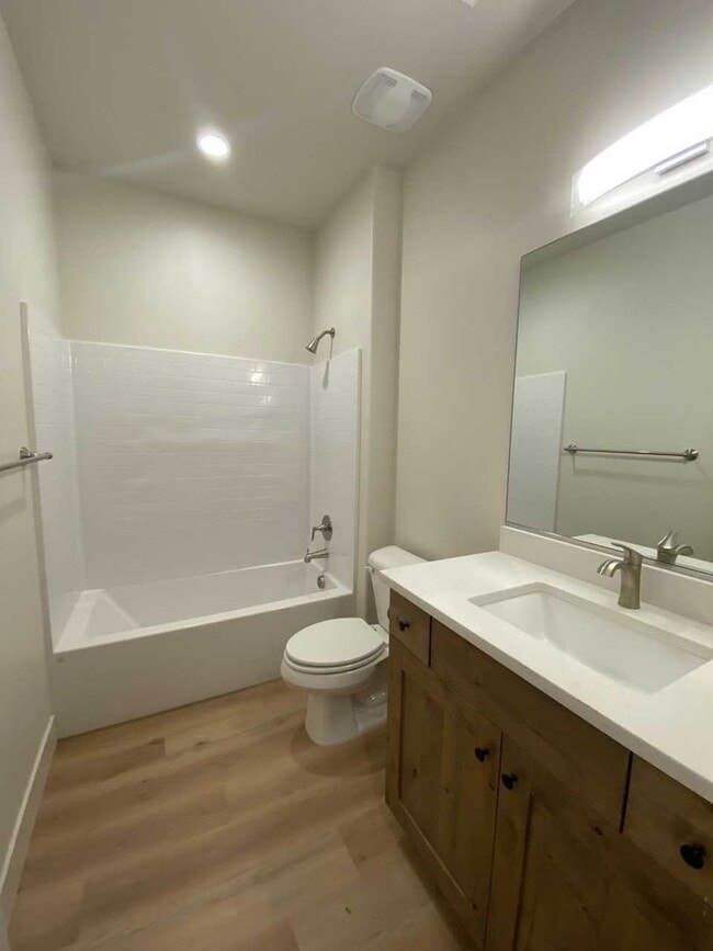 Building Photo - 674 Raintree Ln