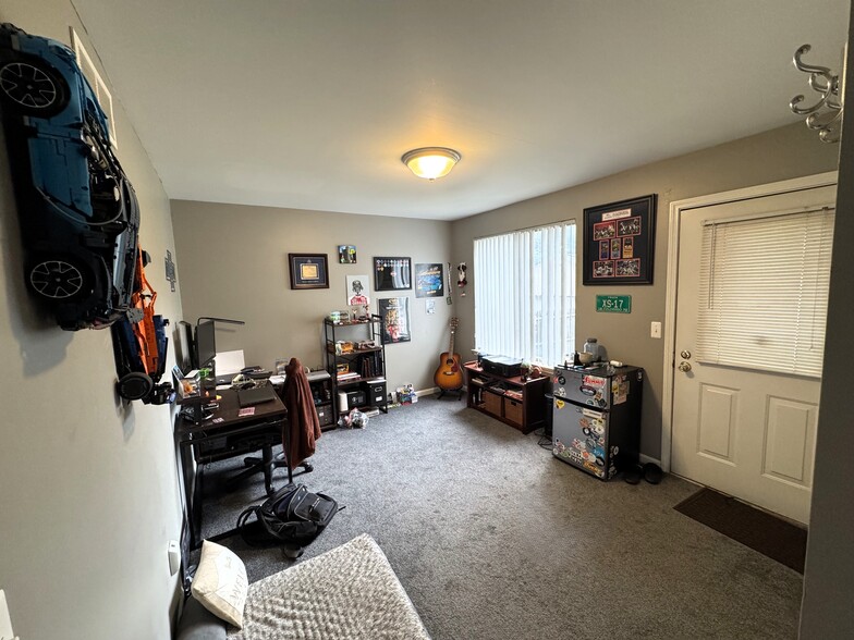 1st Floor Bedroom 2 - 512 W 12 Mile Rd