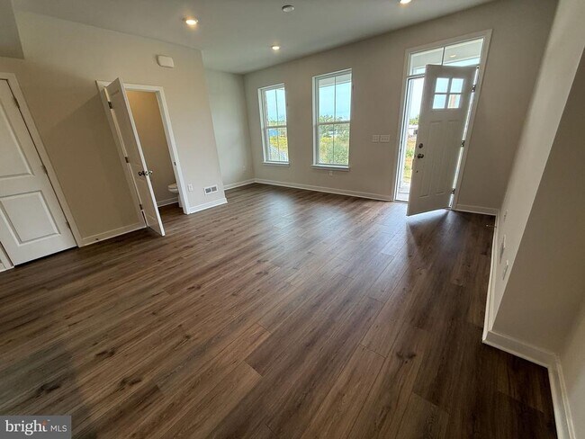 Building Photo - 733 Platinum Dr