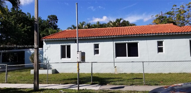 Building Photo - 1500 SW 9th St