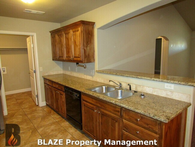 Building Photo - City View 4 Bedroom