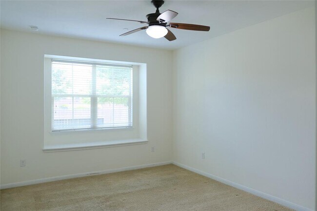 Building Photo - 2880 Donnell Dr