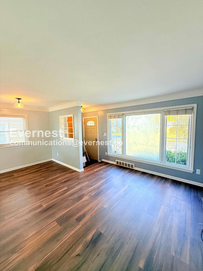 Building Photo - 3 Bed/1 Bath Home with Fenced Yard / Pet-Friendly / Vouchers Accepted / Available Now!