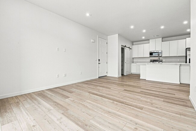 Building Photo - 6153 N Ceylon St