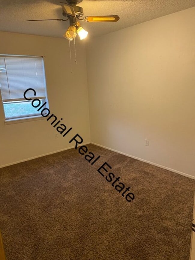 Building Photo - Spacious 3 bedroom, 2 bathroom home