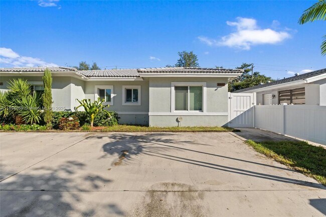 Building Photo - 6035 SW 40th Ct