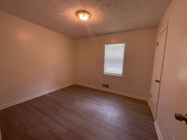 Building Photo - Updated 3BR Home with Spacious Yard & 2-Ca...