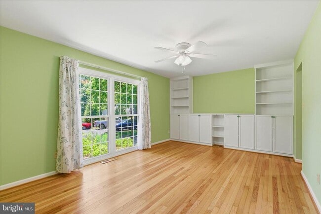 Building Photo - 45320 Barefoot Dr