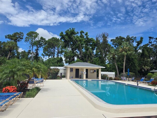 Building Photo - 7056 W Country Club Dr N