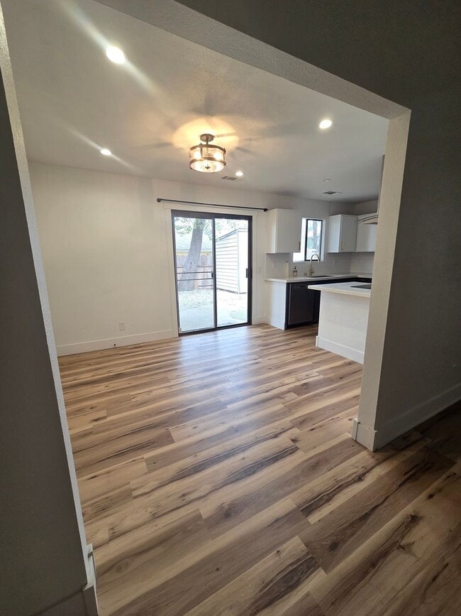 Building Photo - Must see! Conveniently located 3 bedroom with pets considered