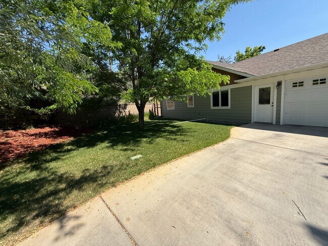Building Photo - 3 Bed 2 Bath Large Beautiful Home
