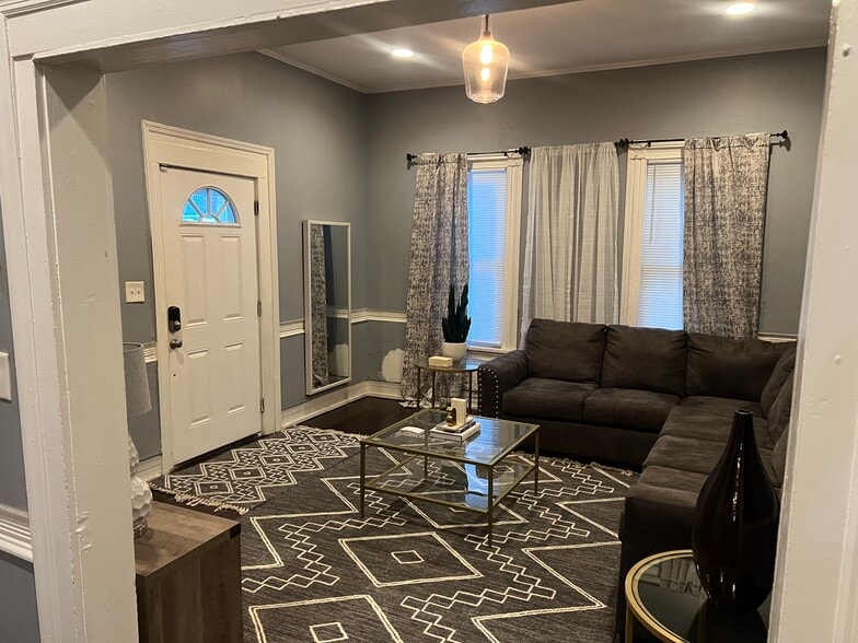 Building Photo - 514 W 38th St