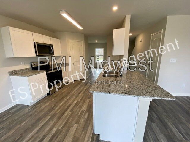 Building Photo - 2608 W Kings Cyn Dr