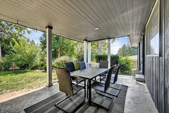 Building Photo - 7/1 Kent East Hill 4 bedroom rambler with ...