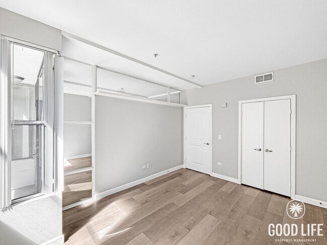 Building Photo - Sleek 1B/1BA Condo in the Heart of Marina District with A/C, In-Unit W/D & Reserved Parking!