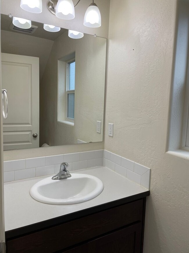 Building Photo - ***** Move in Special $400 off Fisrt Month...