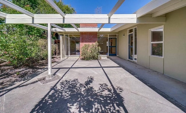 Building Photo - 3 Bed 2 Bath Home w/ Bonus Room in Palo Alto.